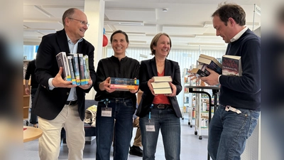 Lesestoff für Bürgermeister Christian Schiller, Michaela Bänder, Ruth Pfisterer-Peschke und Hans-Hermann Weinen (v.l.). (Foto: pst)