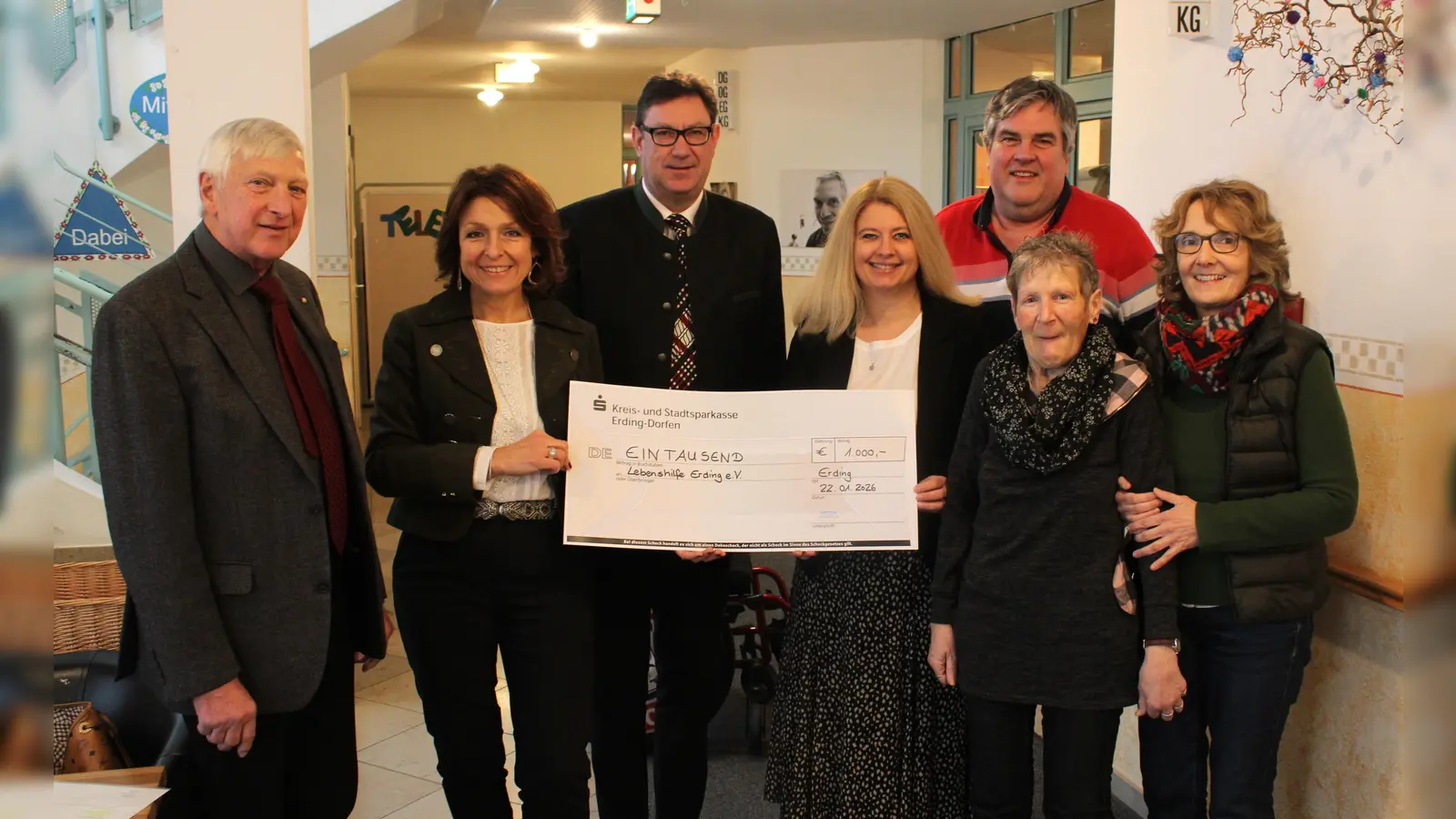 Vor kurzem übergaben Sandra Wurzer (2.v.li.), Anja Röschke (4.v.li.) und Robert Buckenmaier vom Organisationsteam der Weihnachtsfeier den Spendenscheck an die geschäftsführende Wohnbereichsleiterin Colleen Duvos, Marlene Schrimpf, die Vorsitzende der Bewohnervertretung (von links) sowie an Landrat Martin Bayerstorfer (Mitte), den Vorsitzenden der Lebenshilfe und Geschäftsführer Randolf Gänger (links).  (Foto: Christian Wanninger)