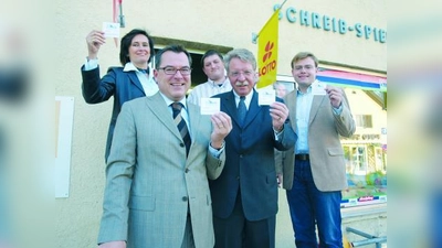 Gemeinsam mit dem örtlichen Landtagsabgeordneten aus dem Münchner Westen, Staatsminister Dr. Otmar Bernhard (2.v.r.) beteiligen sich (v.l.) die Stadträte Ursula Sabathil, CSU-Fraktionsvorsitzender Josef Schmid und Tobias Weiß (r.) mit ihrem Jahreskartenkauf beim Schreibwarenladen von Stefan Schmid (M.) an der Rettung des Allacher Bades. (Foto: CSU Allach-Untermenzing)