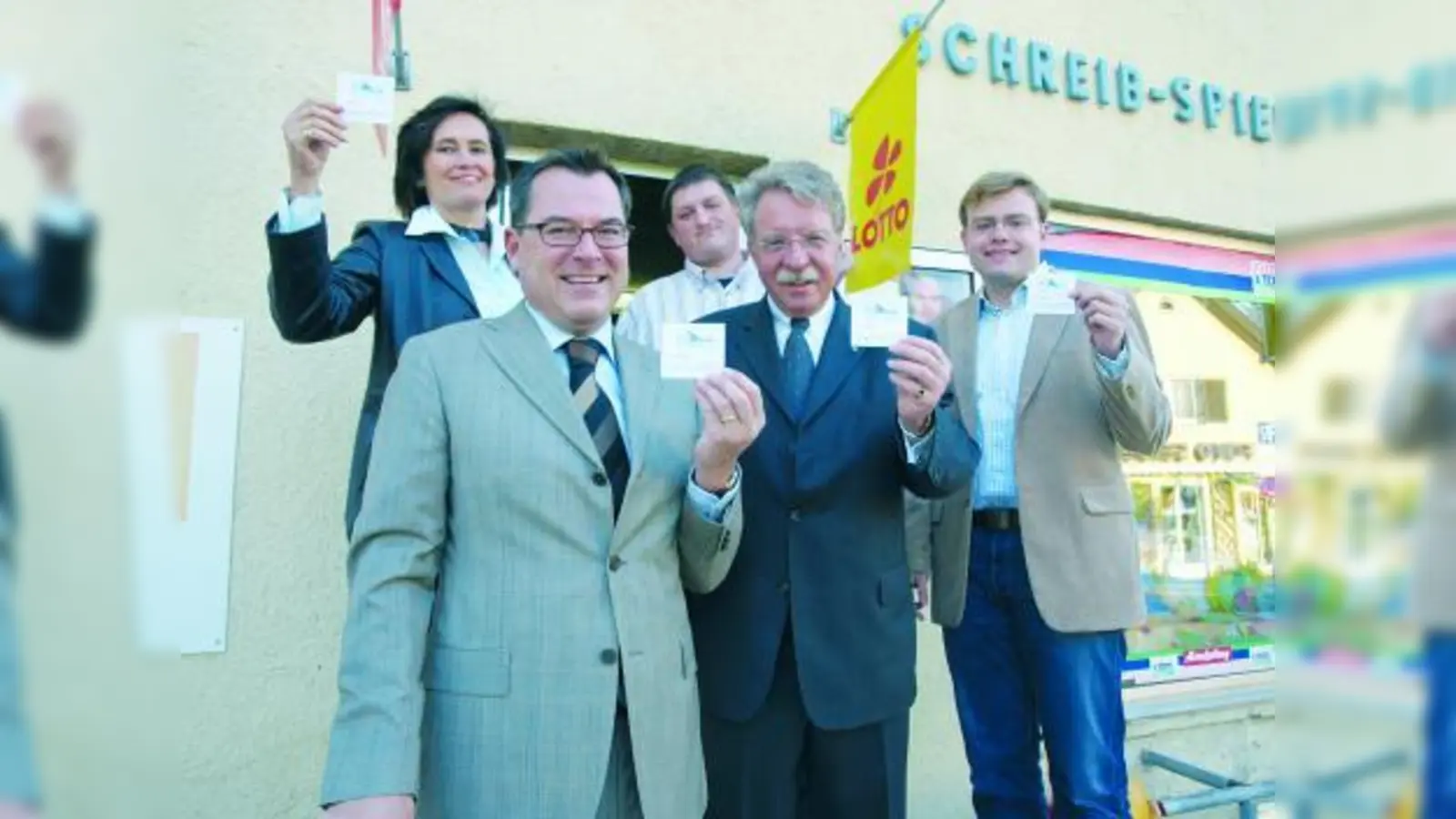 Gemeinsam mit dem örtlichen Landtagsabgeordneten aus dem Münchner Westen, Staatsminister Dr. Otmar Bernhard (2.v.r.) beteiligen sich (v.l.) die Stadträte Ursula Sabathil, CSU-Fraktionsvorsitzender Josef Schmid und Tobias Weiß (r.) mit ihrem Jahreskartenkauf beim Schreibwarenladen von Stefan Schmid (M.) an der Rettung des Allacher Bades. (Foto: CSU Allach-Untermenzing)