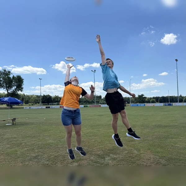 Scheinen die Schwerkraft zu überwinden: Greta Schabel und Tom Stefaniak von der Ultimate-Frisbee-Abteilung. (Foto: pst)