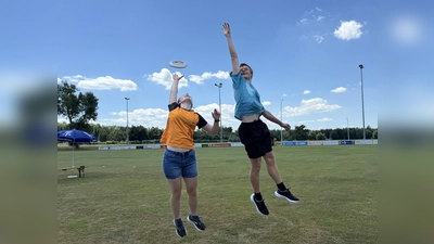 Scheinen die Schwerkraft zu überwinden: Greta Schabel und Tom Stefaniak von der Ultimate-Frisbee-Abteilung. (Foto: pst)