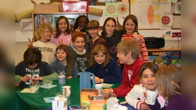 Die Nachfrage nach Plätzen in Horten und bei Mittagsbetreuungen habe „eine unglaubliche Dynamik angenommen”, erklärt der stellvertretende Stadtschulrat Josef Tress. Warteschlangen gibt es auch bei der Mittagsbetreuung an der Grundschule in der Camerloherstraße. (Foto: tg)