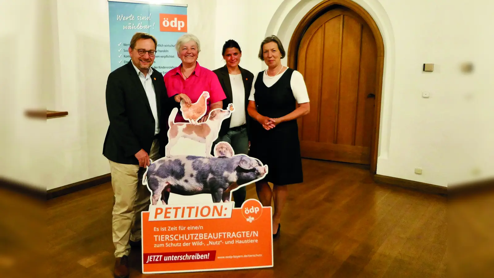 Im Einsatz für die Tiere (von links): Bezirksdirektkandidat Rolf Beuting, Landtagsdirektkandidatin Agnes Edenhofer, Spitzenkandidatin Agnes Becker und die Peitinger Markträtin Marion Gillinger warben in Schongau für die ÖDP-Petition und mehr Tierschutz in Bayern. (Foto: Markus Kunzendorf)