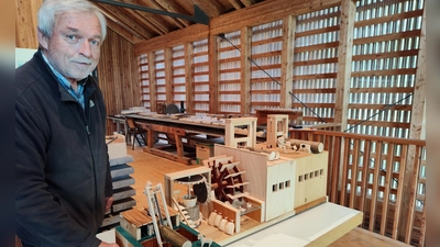 Rudolf Kreutzer hat neue Modelle gebaut, die die Funktion der Säge erklären.<br> (Foto: Schlossmuseum Ismaning)