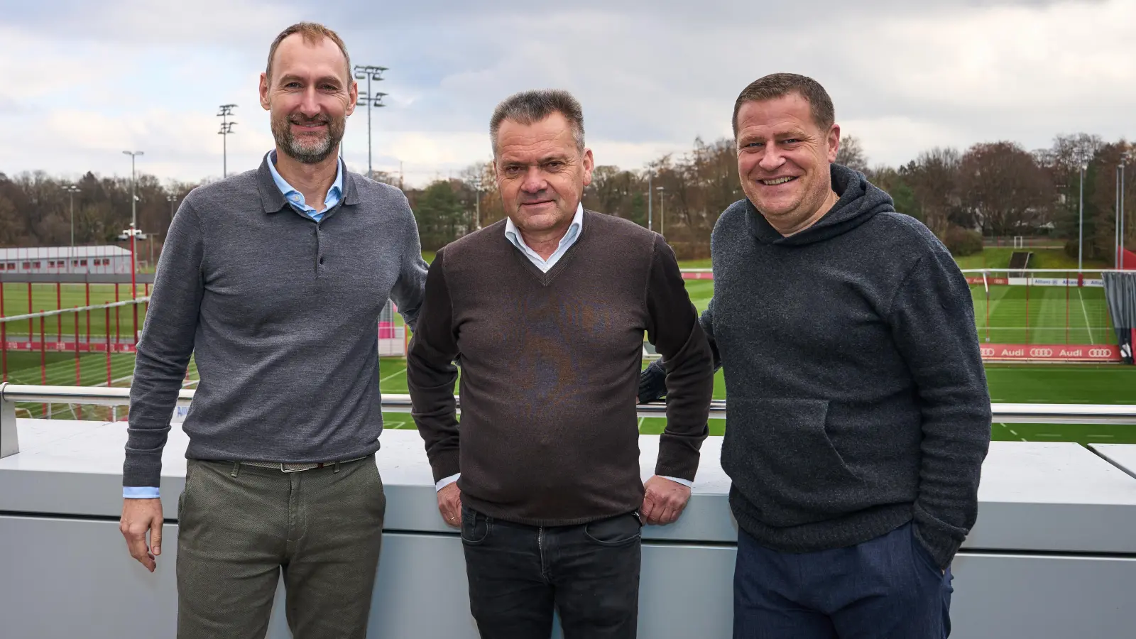 Von links nach rechts: Jochen Sauer (Direktor Nachwuchsentwicklung und Campus FC Bayern), Manfred Schwabl (Präsident der SpVgg Unterhaching) und Max Eberl (Sportvorstand des FC Bayern).  (Foto: FC Bayern)