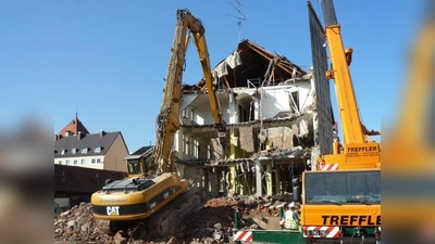 Nun musste auch das alte AOK-Gebäude in der Bäckerstraße dem neuen Stadtbild Pasings weichen. Das neue Gebäude soll fristgemäß 2011 eröffnet werden. (Foto: privat)
