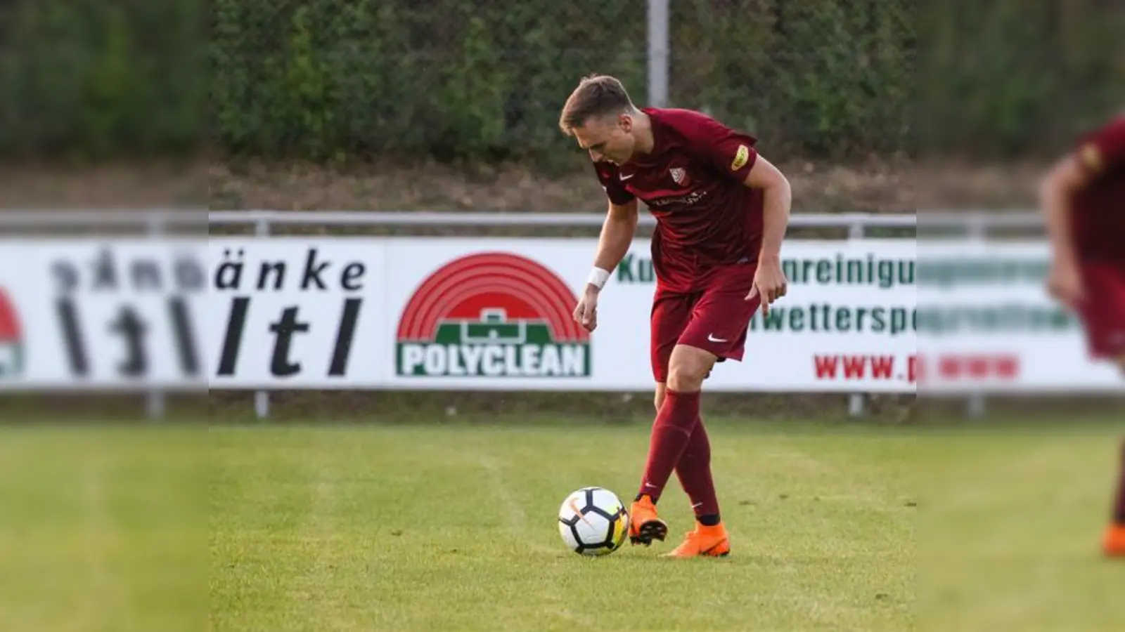 Im Stile eines David Beckham schoss Lukas Riglewski per Freistoß das 1:0 für Heimstetten. 	 (Foto: Christian Riedel)