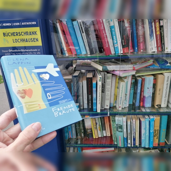 Elena Lappins „Brautgeschichten” im Bücherschrank Lochhausen. (Foto: job)