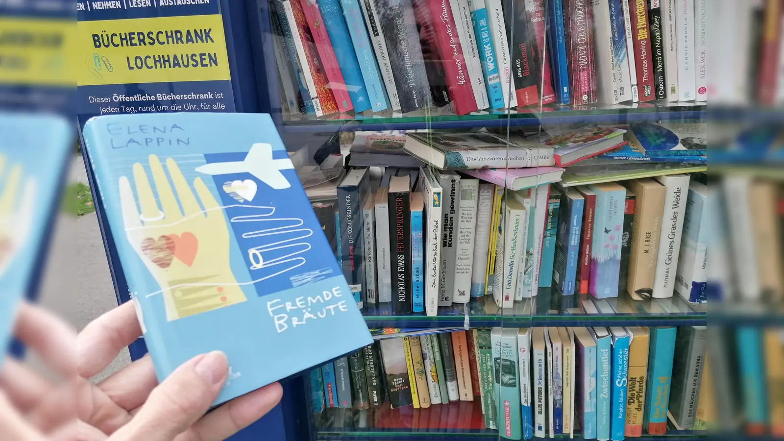 Elena Lappins „Brautgeschichten” im Bücherschrank Lochhausen. (Foto: job)