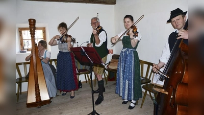 Spielt zum Volkstanz in Raisting auf: die „Murnauer Geigenmusik“. (Foto: Murnauer Geigenmusik)