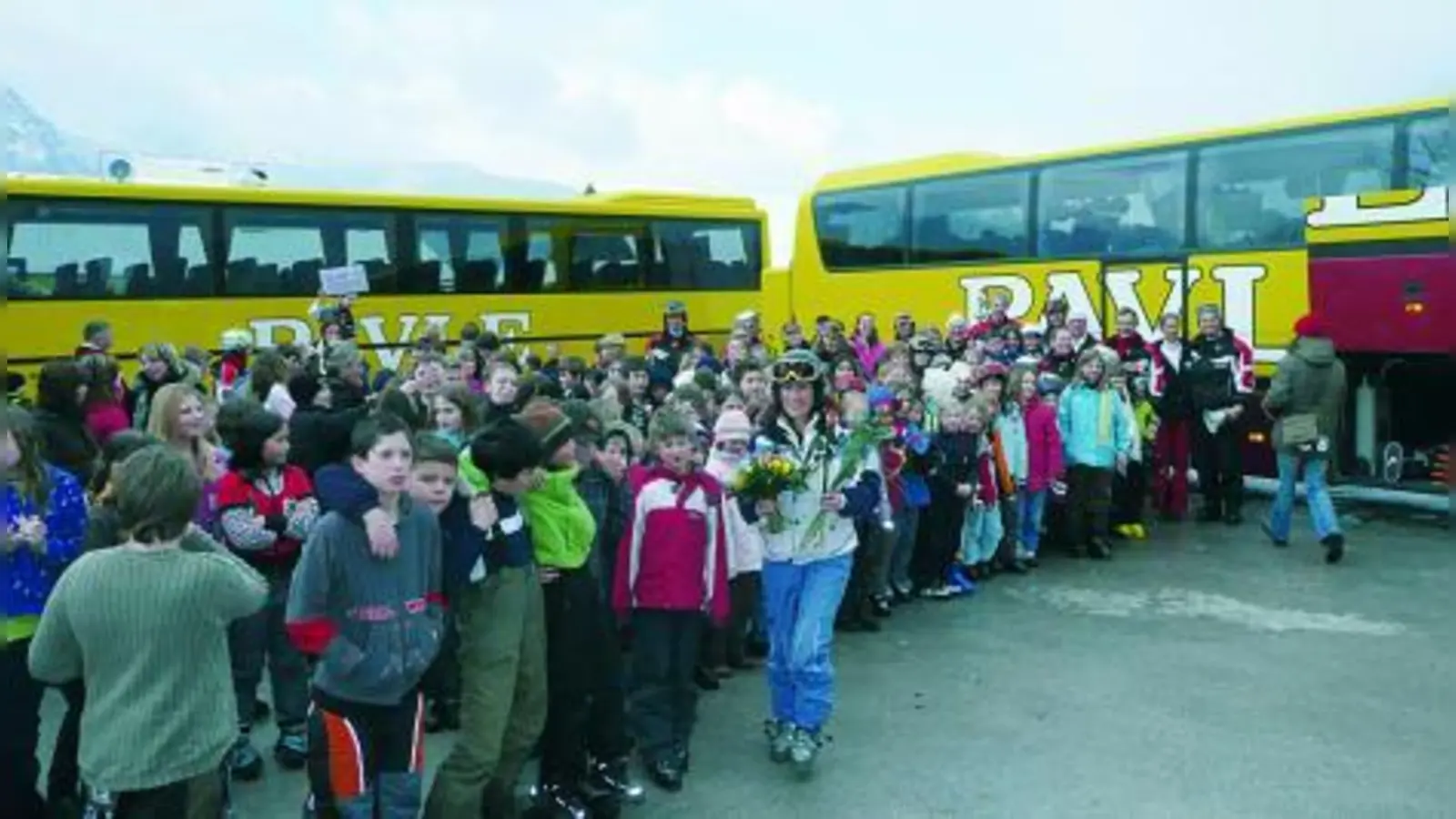 Mit vier Bussen reiste die Schulfamilie der Kerschensteiner-Volksschule zum ersten Wintersporttag nach Garmisch-Partenkirchen. (Foto: pi)