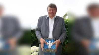 Ein Münchner Kindl in Porzellan bekam der BA-Vorsitzende Josef Mögele als Dank von der Stadt für seine 24-jährige Arbeit als BA-Vorsitzender. (Foto: tg)