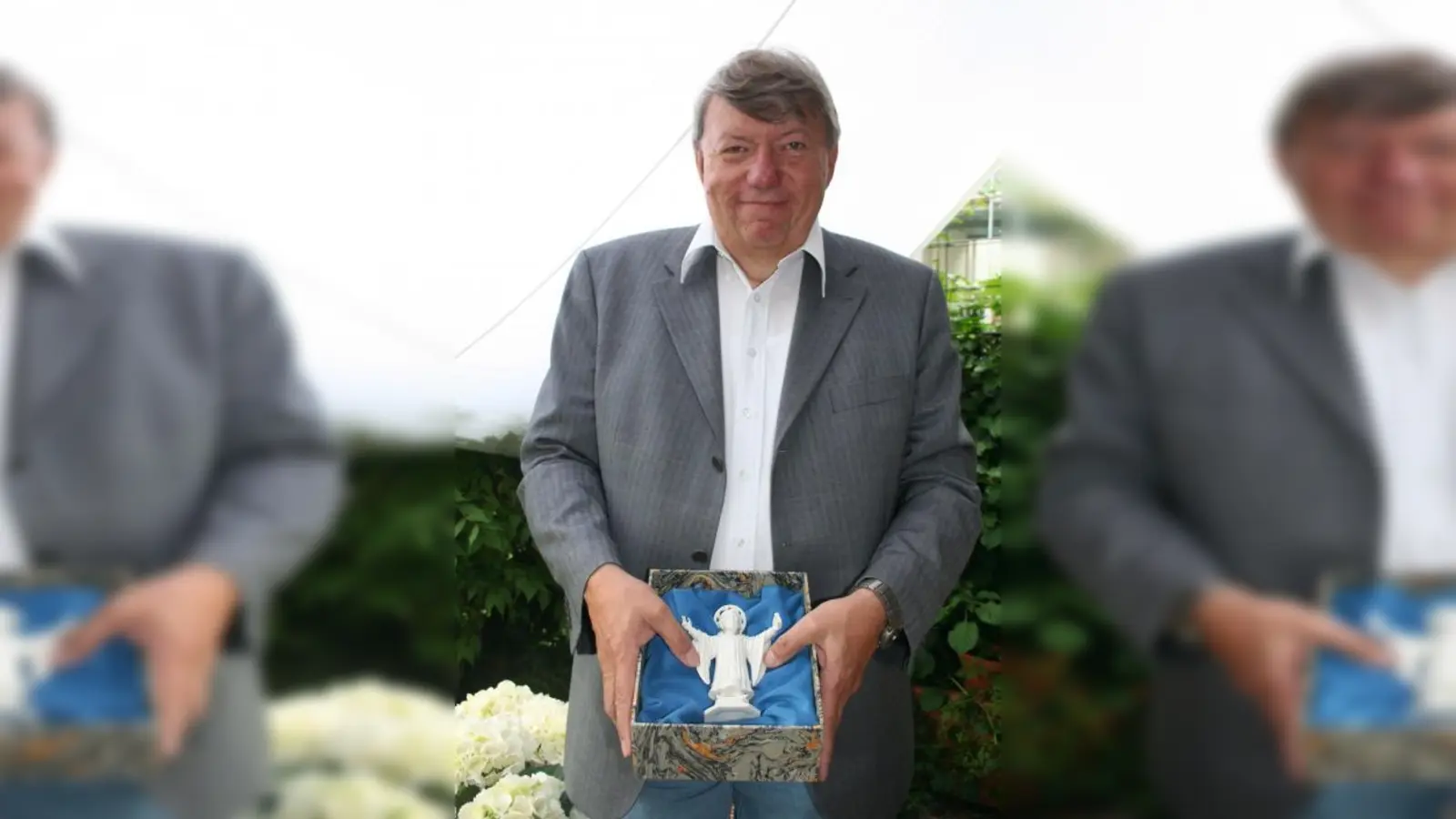 Ein Münchner Kindl in Porzellan bekam der BA-Vorsitzende Josef Mögele als Dank von der Stadt für seine 24-jährige Arbeit als BA-Vorsitzender. (Foto: tg)