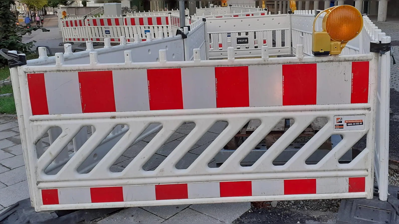 Durch den Ausbau des Fernwärmenetzes kommt es zu Behinderungen in der Schwindstraße. (Symbolbild: mha)