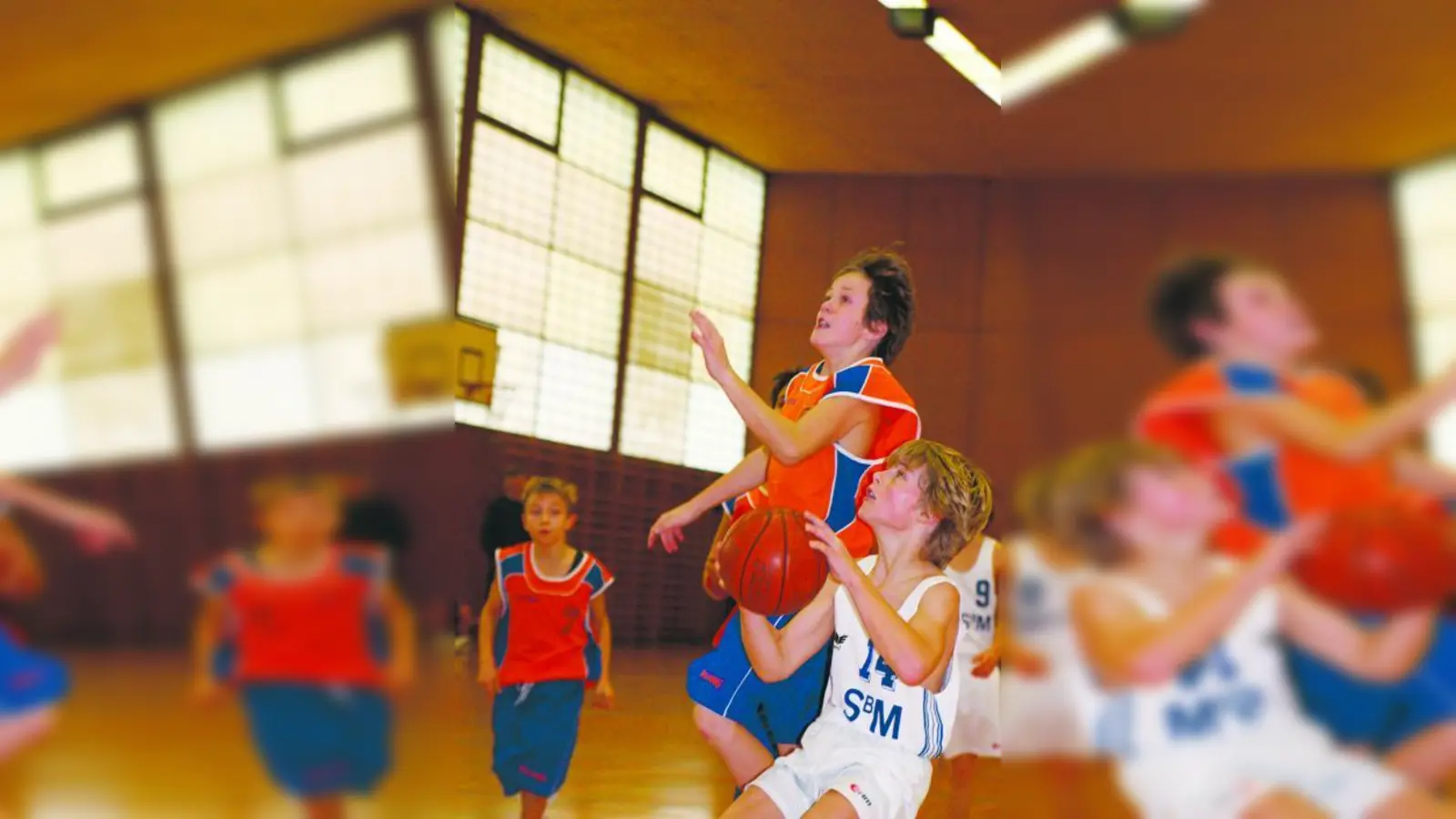 Linus Weber (14) ist erst seit vier Monaten beim Basketball und lässt dem Dachauer Verteidiger nicht den Hauch einer Chance. (Foto: H. Handwerker)