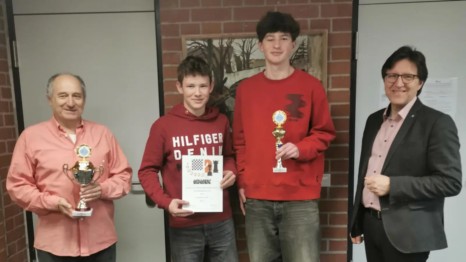 Coach Rupert Prediger, Bruno di Renzo John, Tim&nbsp;Geist und Schulleiter Wolfgang Lanzinger (von links). (Foto: Gymnasium)