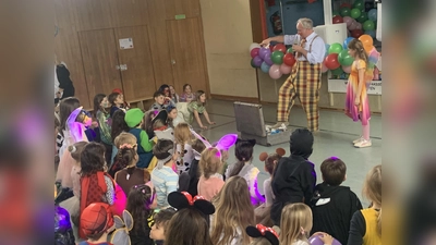 Clown Pippo wird die Kleinen mit seinen Zaubertricks beim Faschingsball begeistern.  (Foto: Pippo)