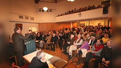 Das Thema Mobilfunk lockte rund 300 Bürger ins Gräfelfinger Bürgerhaus. Bürgermeister Christoph Göbel stellte klar: „Wir machen nichts hinter verschlossenen Türen.“ (Foto: US)