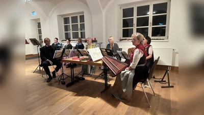 Musiker begleiten die Lesung von Ludwig Thomas Weihnachtsklassiker, der „Heiligen Nacht”.  (Foto: Elfriede Buchberger)