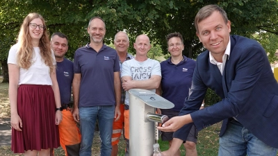 Grasbrunns Erster Bürgermeister Sebastian Stüwe (rechts) überzeugte sich selbst von der Qualität des Trinkwassers aus dem neuen Brunnen. (Foto: Gemeinde Grasbrunn)