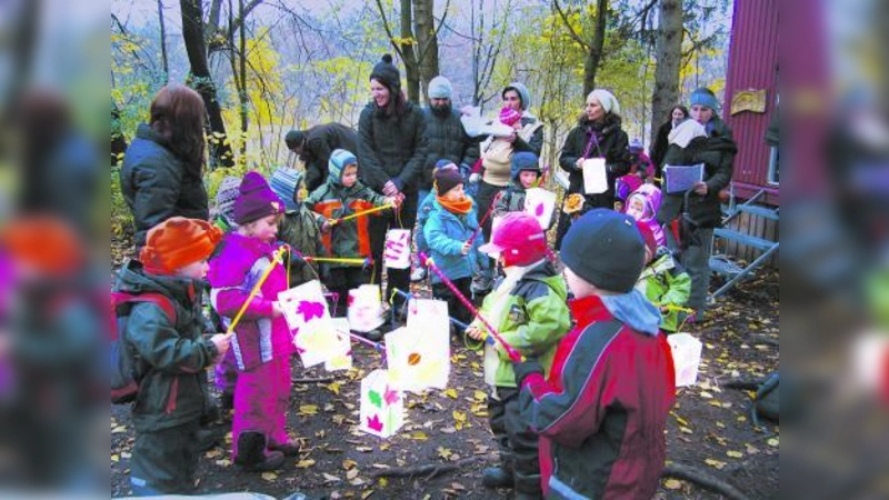 Mit selbst gebastelten Laternen ausgestattet zogen die „Waldwichtl“ am Martinstag durch die Angerlohe. (Foto: pi)