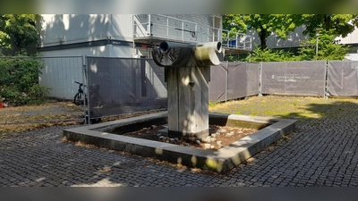 Der kleine Platz samt Brunnen vor dem Forum sollte im Zuge der Bauarbeiten aufgewertet werden. (Foto: kö)