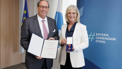 Die bay. Staatsministerin Ulrike Scharf überreichte Dr. Harald Mosler das Verdienstkreuz am Bande. (Foto: Renner)