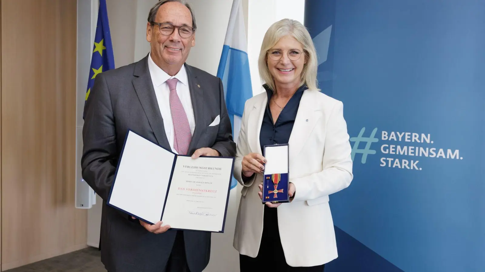 Die bay. Staatsministerin Ulrike Scharf überreichte Dr. Harald Mosler das Verdienstkreuz am Bande. (Foto: Renner)
