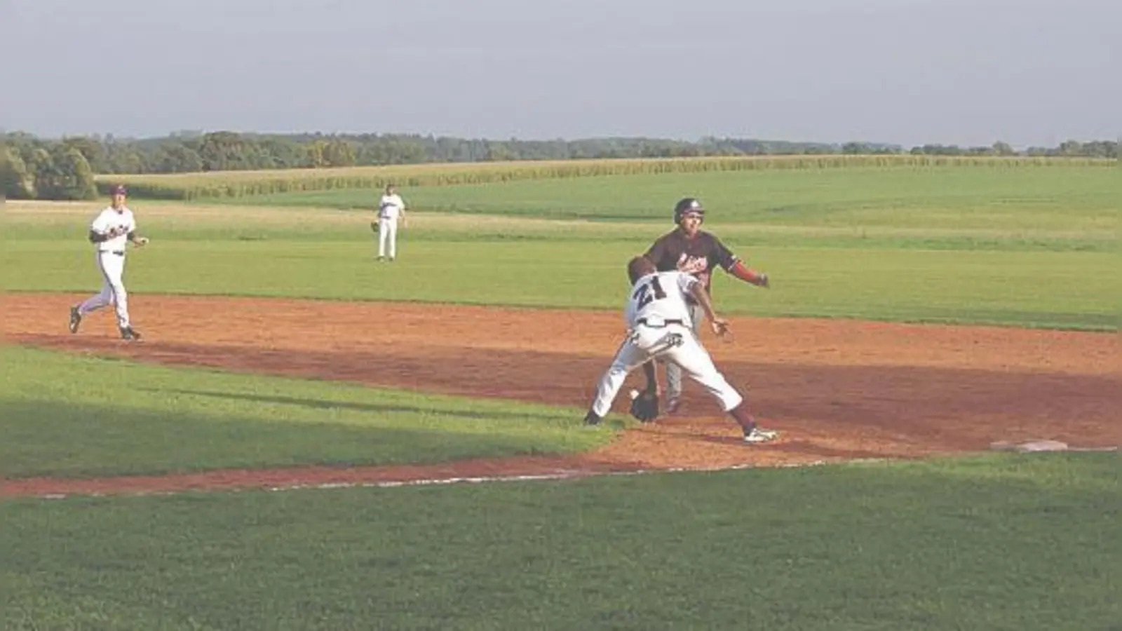Die Baseballer aus Schwaig (in schwarz) und Erding trennten sich insgesamt unentschieden.	 (Foto: Anders Lind)