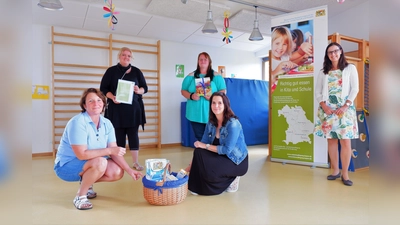 Martina Fink (links), Verpflegungs-Coach der Vernetzungsstelle Kita- und Schulverpflegung Oberbayern Ost, überreichte der Kitaleitung Nicola Vogl die Urkunde und einen Geschenkkorb. (Foto: AWO München)