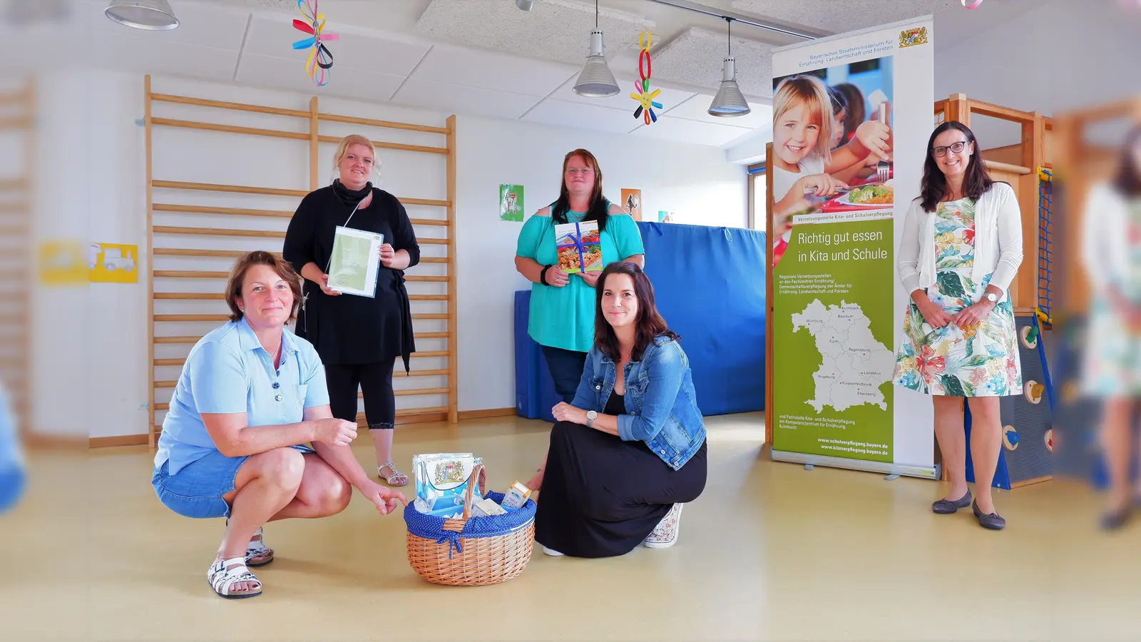 Martina Fink (links), Verpflegungs-Coach der Vernetzungsstelle Kita- und Schulverpflegung Oberbayern Ost, überreichte der Kitaleitung Nicola Vogl die Urkunde und einen Geschenkkorb. (Foto: AWO München)