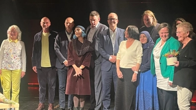 Feierten gemeinsam den 30. Geburtstag (v.l.): Erika Martens (KulturBunt e.V.), David Süß, Maximilian Leuprecht, Bahar Auer (KulturBunt e.V.), Thomas Kauer, Markus Rinderspacher, Roswitha Buchner (KulturBunt e.V.), Hasene Onur (KulturBunt e.V.), Roland Hefter (KulturBunt e.V.), Sanne Kurz, Yuki Büchel (KulturBunt e.V.) und Solveig Gruber. (Foto: KulturBunt)