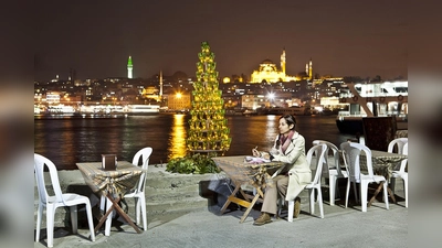 Tacettin Ulas, Weihnachtsbaum aus Sodaflaschen in Istanbul. (Foto: Digitalfotografie © Manara Istanbul)