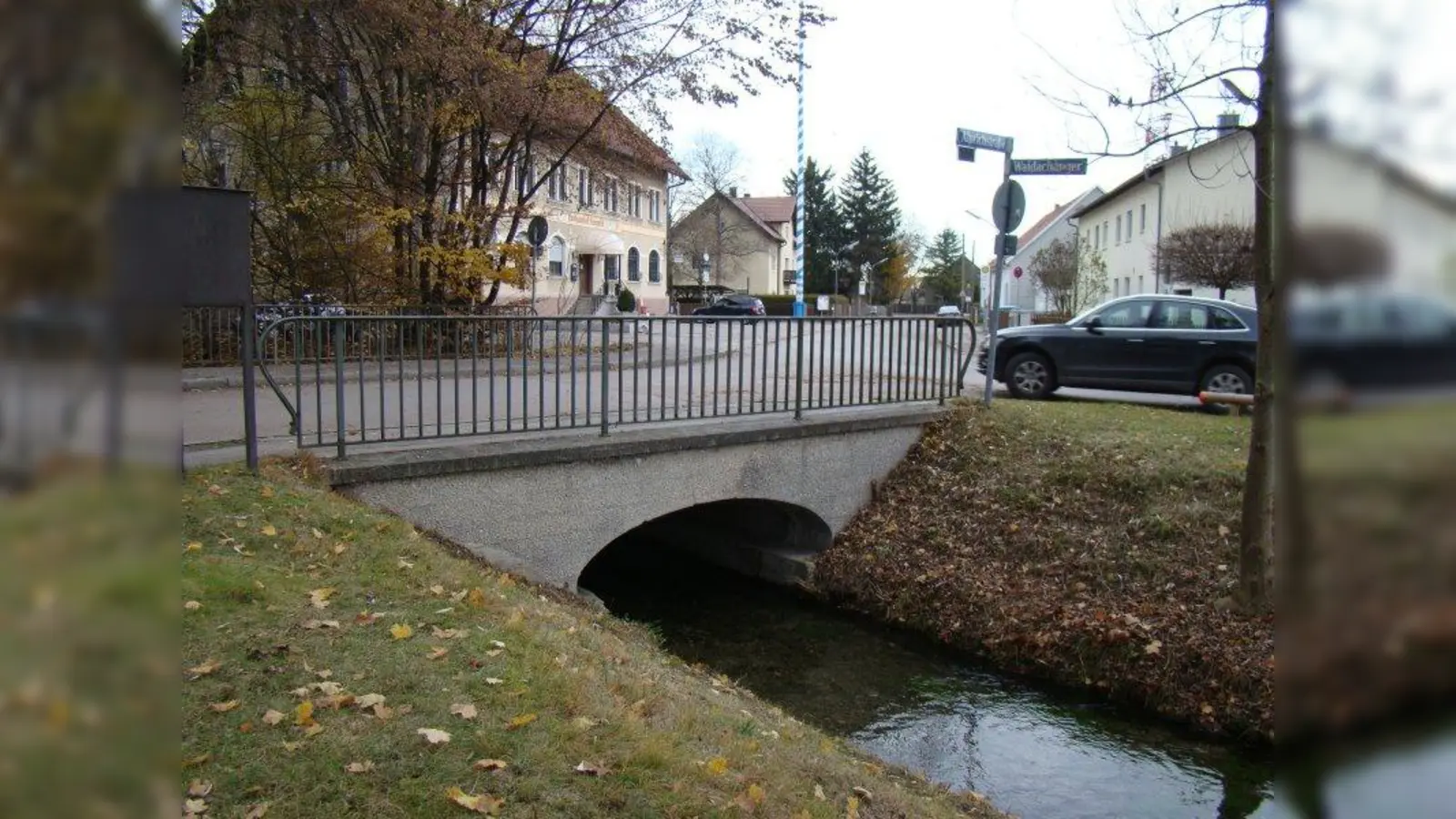 Das Gasthaus mit dem Maibaum und dem kleinen Bach ist typisch für das kleine Dorf Langwied. (Foto: pst)