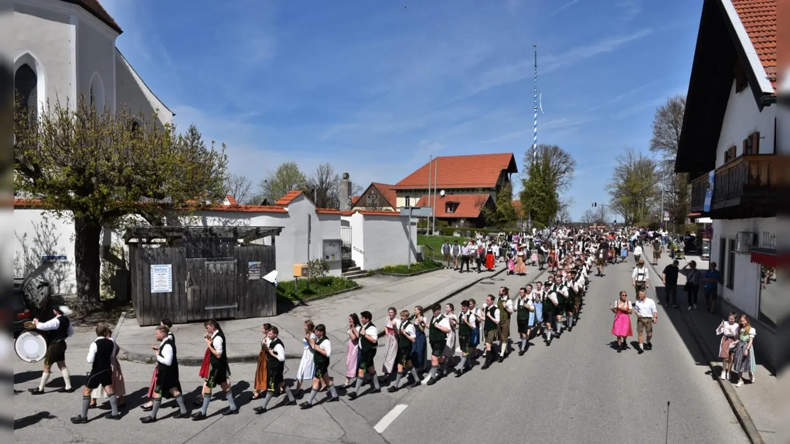 Maifeier im April: Angeführt von der Lüßbacher Blasmusik zog eine große Festgemeinde nach dem Aufstellen des Maibaums zur Festwiese, (Foto: H.P. Höck)