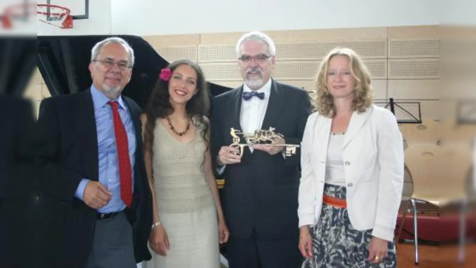 „Bildung muss mehr sein als eine Informationsstätte“, sagt Ernst von Borries (l.), hiet mir (v.l.) Klavierlehrerin Maharani Chakrabarti, Klaus Blaier und Ursula Berktold. (Foto: sk)