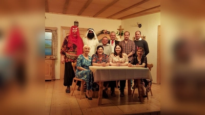 Das Ensemble des Unterbrunner Theater präsentiert das Lustspiel „Der ledige Bauplatz” in der Mehrzweckhalle. (Foto: Klaus Schleifer)
