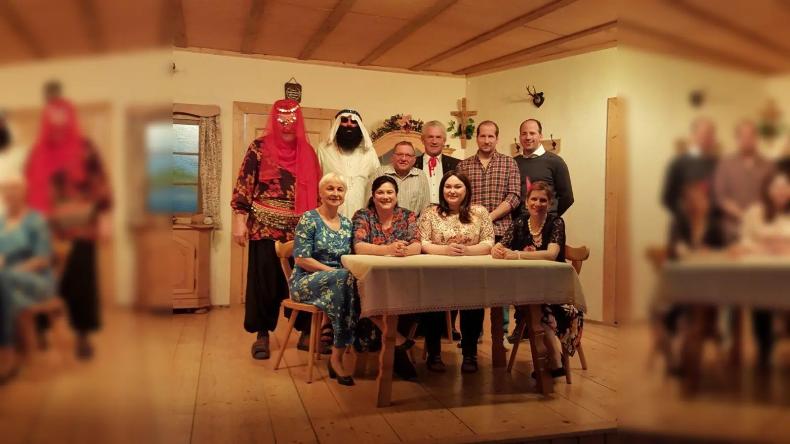 Das Ensemble des Unterbrunner Theater präsentiert das Lustspiel „Der ledige Bauplatz” in der Mehrzweckhalle. (Foto: Klaus Schleifer)