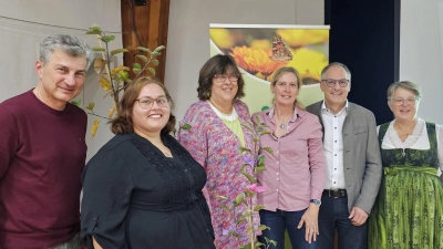 Feierten gemeinsam das Jubiläum (v.l.): Jürgen Ehrhardt ( Kreisfachberater), Kathi Hirschvogl (Kreisverband-Vorsitzende ), Ruth Wastian (1. Vorsitzende OGV-Oberpfaffenhofen), Sonja Höger (1.Vorsitzende OGV-Unterbrunn ), Bürgermeister Michael Sturm und Heidi Schmidt (1. Vorsitzende OGV-Hochstadt). (Foto: OGV)