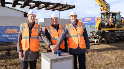 Klaus-Dieter Josel (Konzernbevollmächtigter der DB in Bayern), Christian Bernreiter (Bayerischer Staatsminister für Wohnen, Bau und Verkehr), Kai Kruschinski-Wüst (Gesamtprojektleiter 2. Stammstrecke)) geben das Startsignal für die neue Autoreisezuganlage (v.l.). (Foto: Thomas Kiewning)