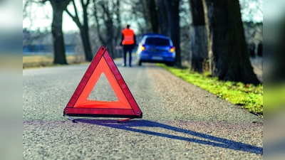 Wer über einen Schutzbrief verfügt, kann sich bei einer Fahrzeugpanne auf Unterstützung und Kostenübernahme durch den Versicherer verlassen.  (Foto: (txn) cameris / Fotolia / Itzehoer)