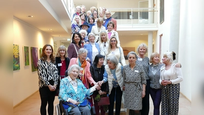 Alle Künstlerinnen und Künstler der Ausstellung mit Einrichtungsleiterin Lea Därr (links), der Koordinatorin Künstler für Senioren, Rita Enzinger (rechts), und Christine Gunz-Kahlau, Leiterin soziale Betreuung (4.v.r.). (Foto: BRK/Windorfer)