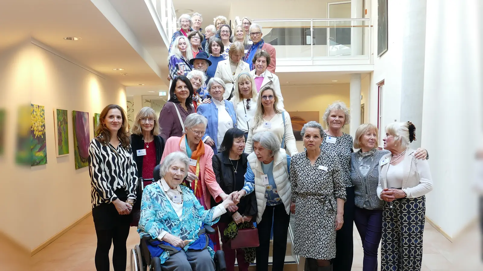 Alle Künstlerinnen und Künstler der Ausstellung mit Einrichtungsleiterin Lea Därr (links), der Koordinatorin Künstler für Senioren, Rita Enzinger (rechts), und Christine Gunz-Kahlau, Leiterin soziale Betreuung (4.v.r.). (Foto: BRK/Windorfer)