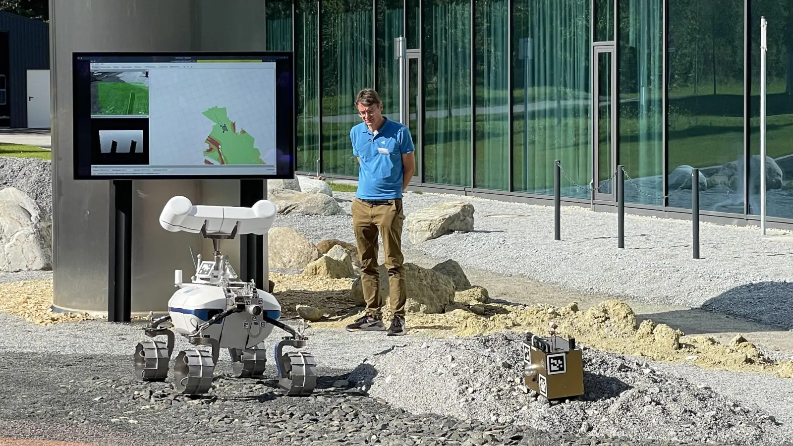 Der Roboter mit seinen beiden Stereokameras kann Hindernisse erkennen und umfahren. (Foto: Patrizia Steipe)