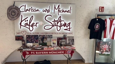 Noch bis Ende des Monats kann im Kompetenzzentrum der Demenzkoffer des FC Bayern angesehen werden.  (Foto: © Landratsamt Ebersberg)