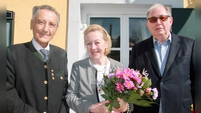 Ehrenvorsitzende Margot Günther mit ihrem Nachfolger Werner Link (r.) und Wahlleiter Reinhold Babor. dem Vorsitzenden der Senioren Union München. (Foto: Brigitte Bothen)