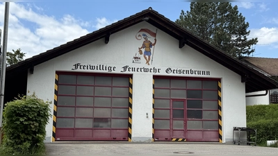 Aus dem Feuerwehrhaus rücken die Freiwilligen bei ihren Einsätzen aus.  (Foto: pst)
