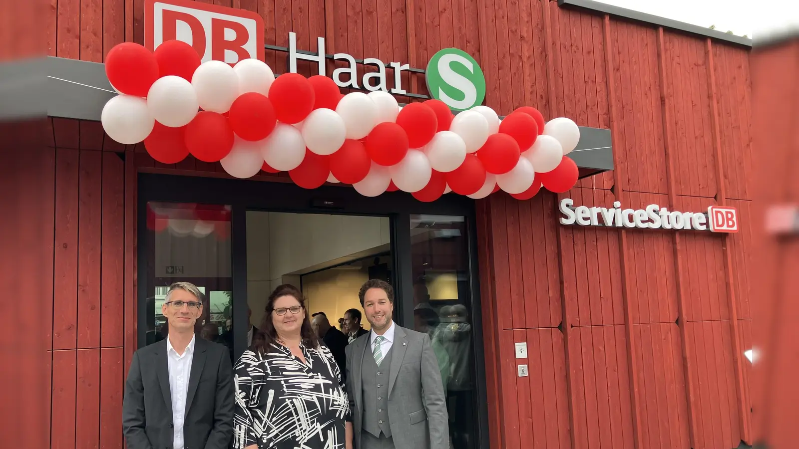 Freuen sich über das neue Haarer Bahnhofsgebäude aus Holz (von links): Alexander Bonfig vom Staatsministerium für Wohnen, Bau und Verkehr, Bahnhofsmanagerin Mareike Schoppe und der Erste Bürgermeister der Gemeinde Haar, Andreas Bukowski. (Foto: DB AG/Britta Barlage)