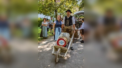 Die junge Brauerei expandiert nach München und ins Umland. Mit dem Handkarren, wie hier beim Erstausschankfest im September 2018 , fahren sie ihr Bier natürlich heute nicht mehr aus. (Foto: Remonte Bräu Schleißheim)